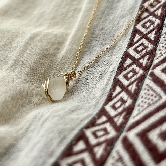 14kgf》魅力を引き出す小さなホワイトシーグラスのネックレス 48cm