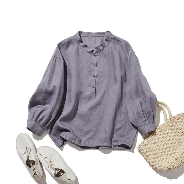 シーンを選ばず、さまざまなコーディネートの主役になるリネンブラウス 長袖ブラウス　濃藤色　250921-2