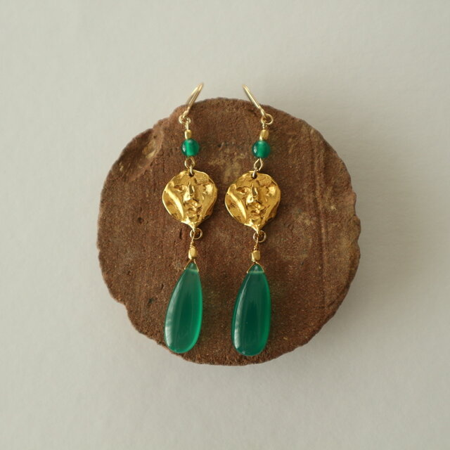 グリーンオニキスの海にうつる満月のピアス（イヤリング）