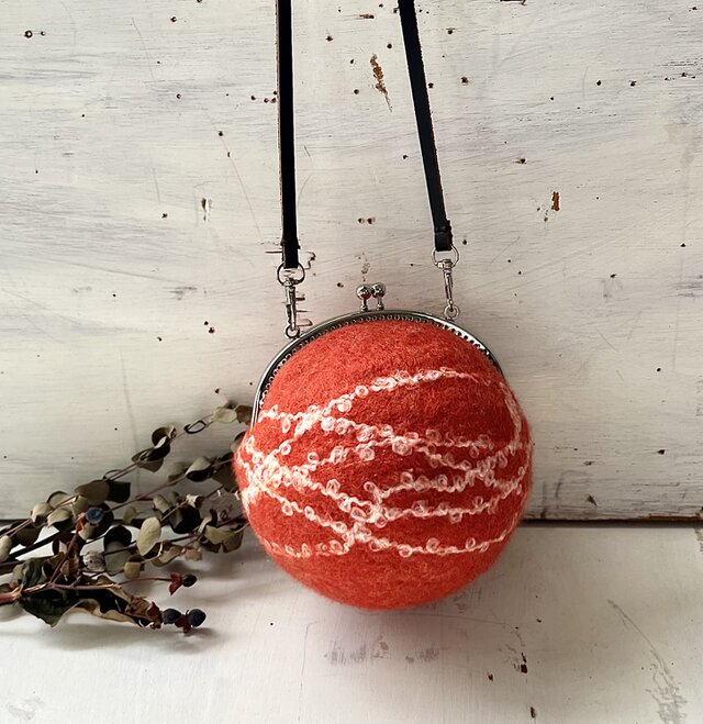 羊毛フェルトのまんまるがま口ポシェット（レッド）