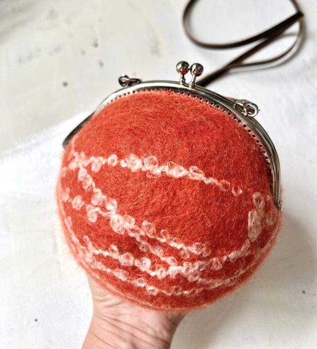 羊毛フェルトのまんまるがま口ポシェット（レッド） | iichi 日々の
