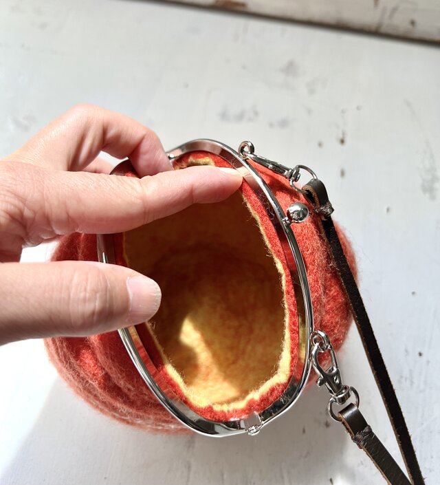 羊毛フェルトのまんまるがま口ポシェット（レッド） | iichi 日々の