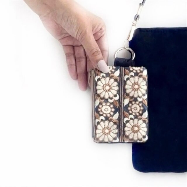 カラビナ付きミニポーチ／イヤホン・薬・鍵・サプリメント・絆創膏・ゴミ入れ小物整理／バッグに下げたり／プチギフト/インド刺繍