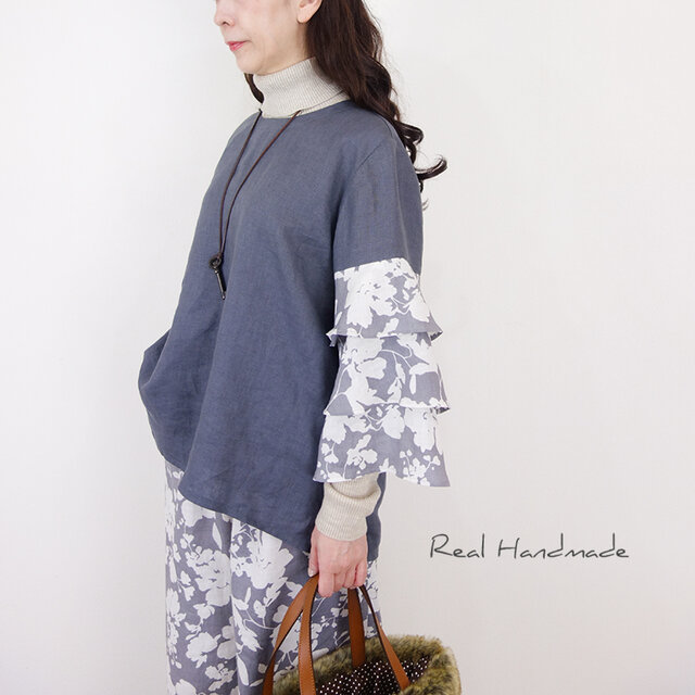 [予約販売] チャコールリネン×エンジェルソフト・モノクロブロッサム袖フリルプルオーバー（セットアップ可）