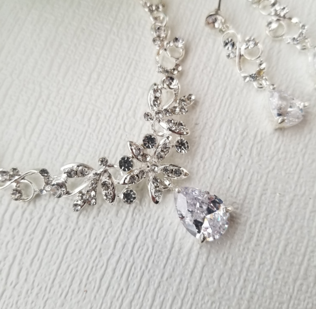 華やかなフラワーモチーフネックレス ピアス セットイヤリング変更可能