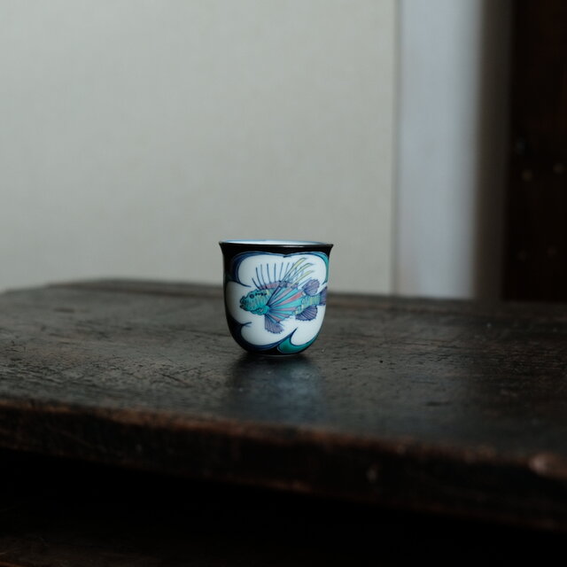 カラフルなミノカサゴ◆九谷焼　色絵猪口　酒器　コレクション　インテリアオブジェ　工芸品