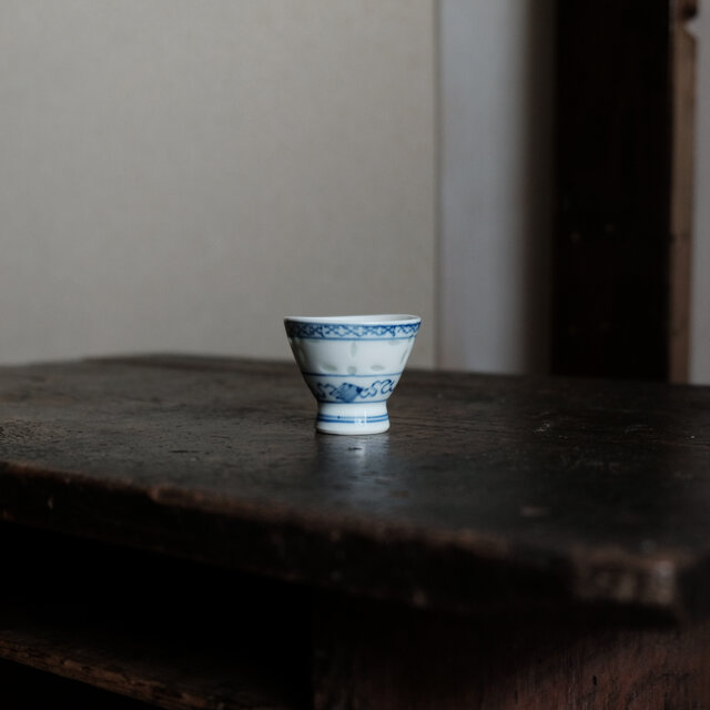 シノワズリな雰囲気◆中国産　蛍焼染付猪口　酒器　湯呑み　蝙蝠　チャイナレトロ　工芸品　オブジェ