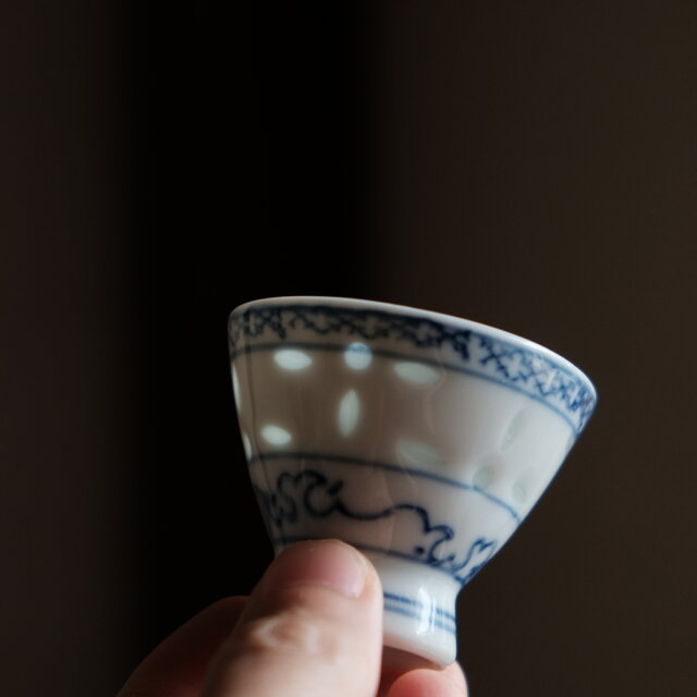 シノワズリな雰囲気◇中国産 蛍焼染付猪口 酒器 湯呑み 蝙蝠 チャイナ