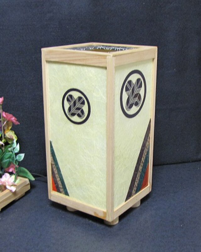 ◆家紋の宿り木=「丸に違い鷹の羽」（家紋変更可）／至福の明り・心温まるひととき／LED昼白色･桧枠造・フイルム加工・軽量／