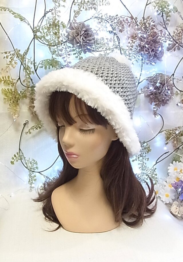 ニット帽 フェイクファーブリム  ポンポン付き ライトグレー