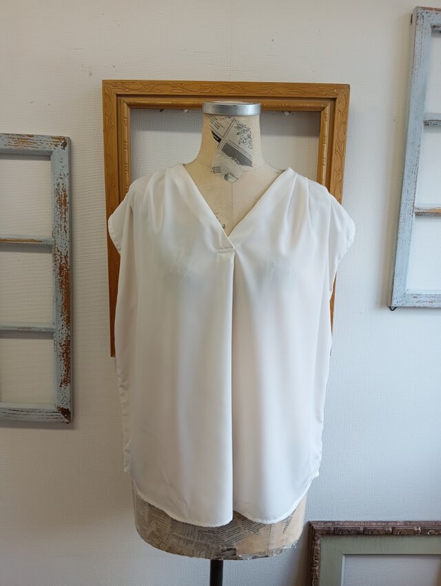 大人可愛い❤️Ｖ首肩タックブラウス　オフホワイト（サイズ  フリー L）
