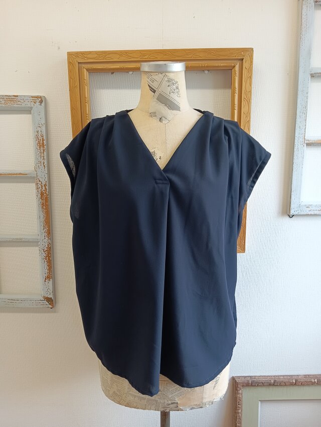 大人可愛い❤️Ｖ首肩タックブラウス　ネイビー（サイズ  フリー L）のコピー