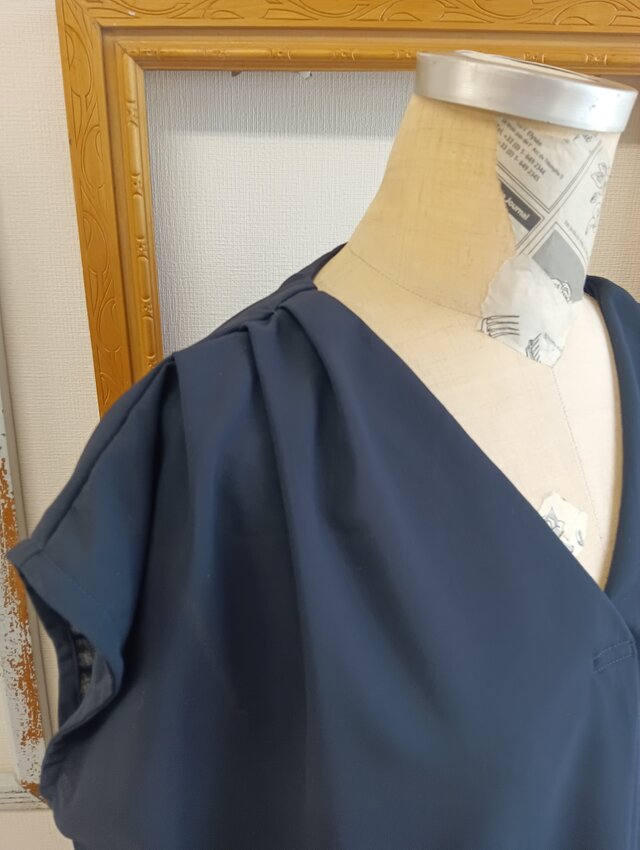 大人可愛い❤️V首肩タックブラウス ネイビー（サイズ フリー L）の