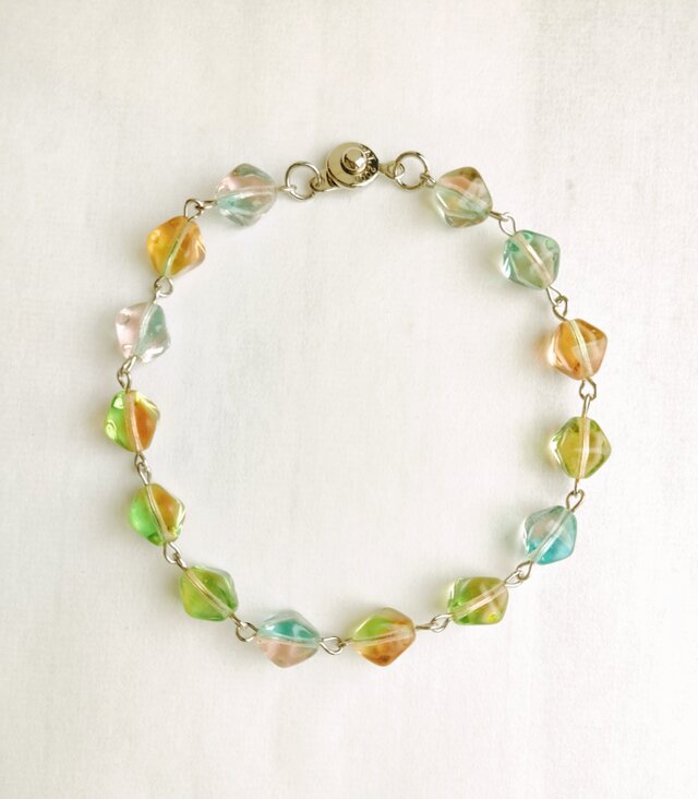 フローライトのようなピノコのチェコビーズブレスレット