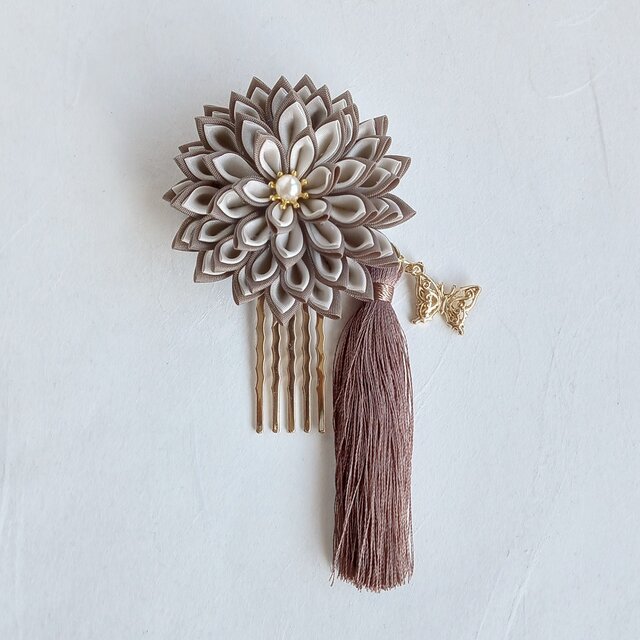 つまみ細工の花と蝶の髪飾り　タッセル付き　ブラウン　《浴衣、七五三、成人式、着物》