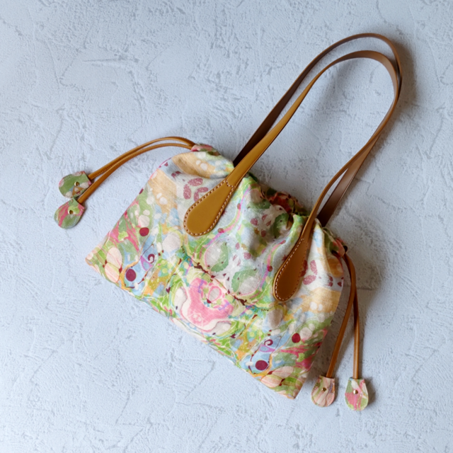 The lop drawstring shoulder bag