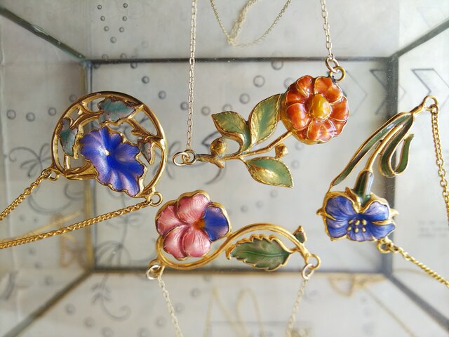 フランスヴィンテージ エナメル・秋色オレンジ色の花 チョーカー