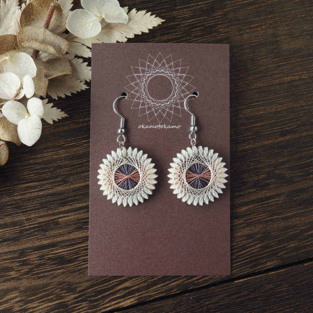 優しいコスモス｜軽くて肌になじむ絹糸イヤリング｜大人ナチュラルコーデ