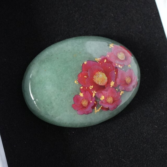 天然石グリーンアベンチュリンと椿、金箔の帯留め ポニーフック ブローチ  24k