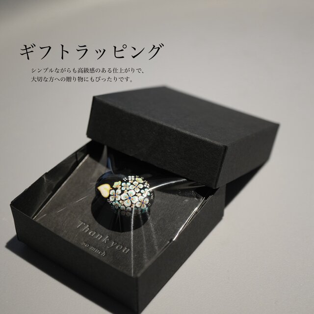 天然石グリーンアベンチュリンと椿、金箔の帯留め ポニーフック