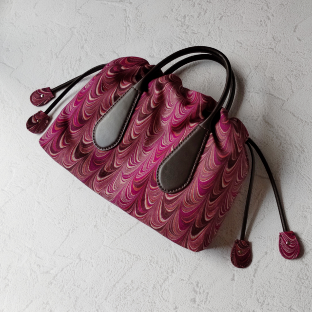 The lop drawstring hand bag