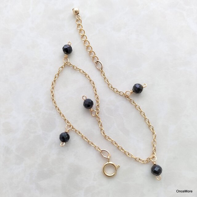 【現品限り】ブラックスピネルが揺れるブレスレット（14kgf）