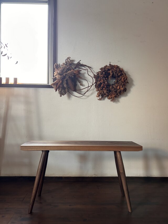 みみ付きウォールナット一枚板のベンチ　H４２０mm