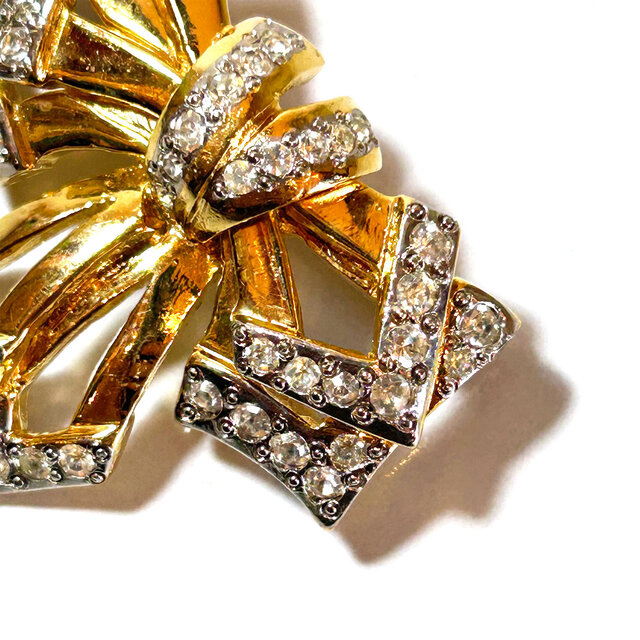 Valentino」 Vintage Gold Tone Ribbon Motif Brooch | iichi 日々の