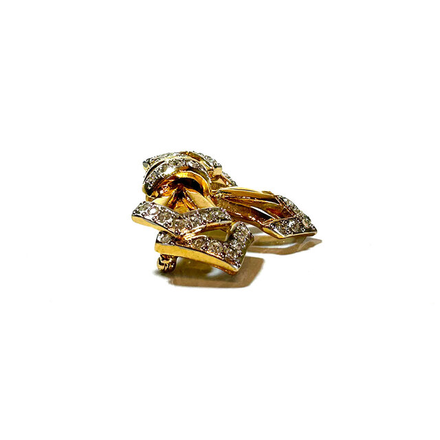 ヴァレンティノブローチ　アンティーク　ヴィンテージ　ピンバッジ　レトロ　古着 Valentino」 Vintage Gold Tone Ribbon Motif Brooch | iichi 日々の