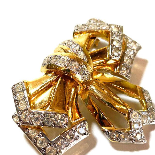 Valentino」 Vintage Gold Tone Ribbon Motif Brooch | iichi 日々の