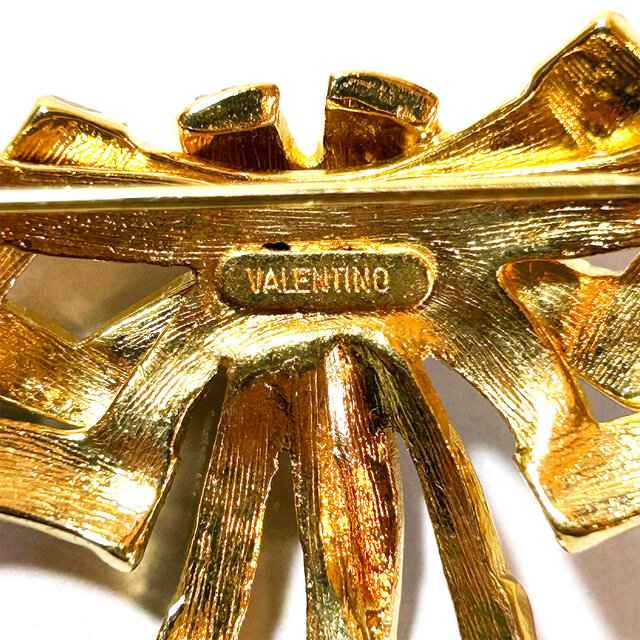 Valentino」 Vintage Gold Tone Ribbon Motif Brooch | iichi 日々の
