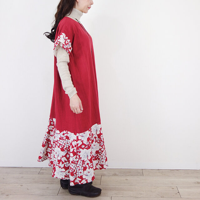 グレナディンレッド・揺れるフリル袖と花模様のスラブWガーゼワンピース