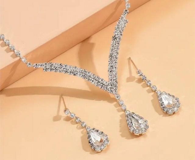 V字ラインストーンネックレス＆ピアスセット／しずく型ビジュー