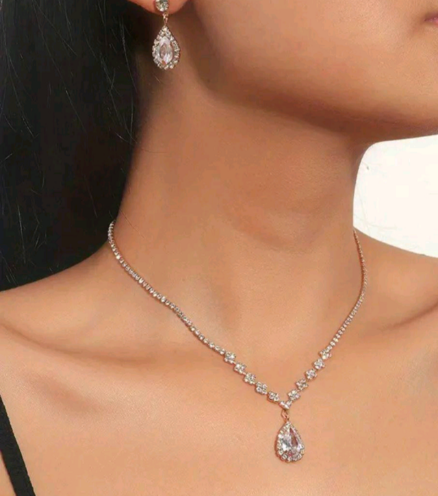 輝くゴージャスなネックレスとピアスのセット p24527  結婚式 パーティー