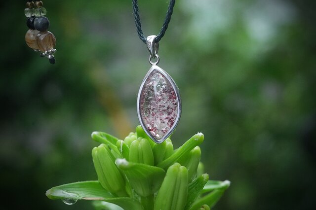 『紅景』アンデシンドロップと水晶のマクラメペンダントネックレス 紅景』アンデシンドロップと水晶のマクラメペンダントネックレス