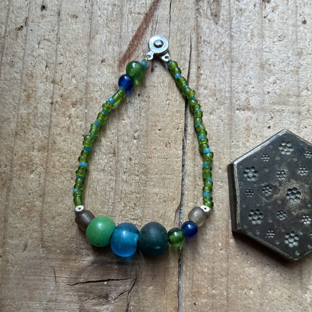 ＊古のブレス。＠アジア渡りの古いビーズなど＋ベネチアの不揃いのシードボーズ（グリーン）＋アジアの少数民族の不揃いシードビーズ
