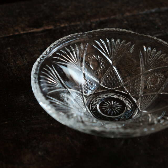 波縁で素敵◇十二芒星の文様。昭和中期 プレスガラス小鉢 古民家