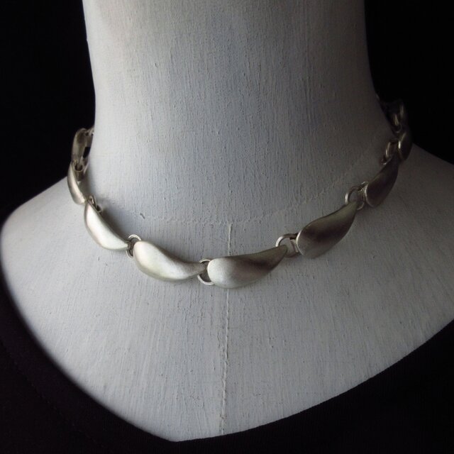 首に添うデザイン・程よい重さのシルバーチョーカー