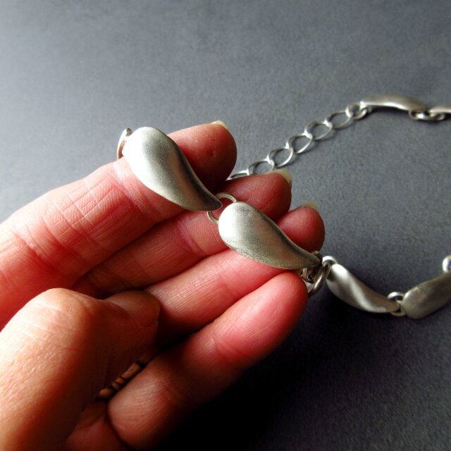 首に添うデザイン・程よい重さのシルバーチョーカー | iichi 日々の