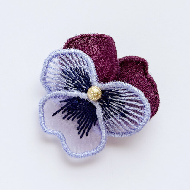 ビオラ刺繍ブローチ(パープル)【受注制作】 | iichi 日々の暮らしを