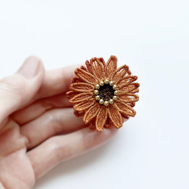 ガーベラ刺繍ブローチ(オレンジ)【受注制作】 | iichi 日々の暮らしを