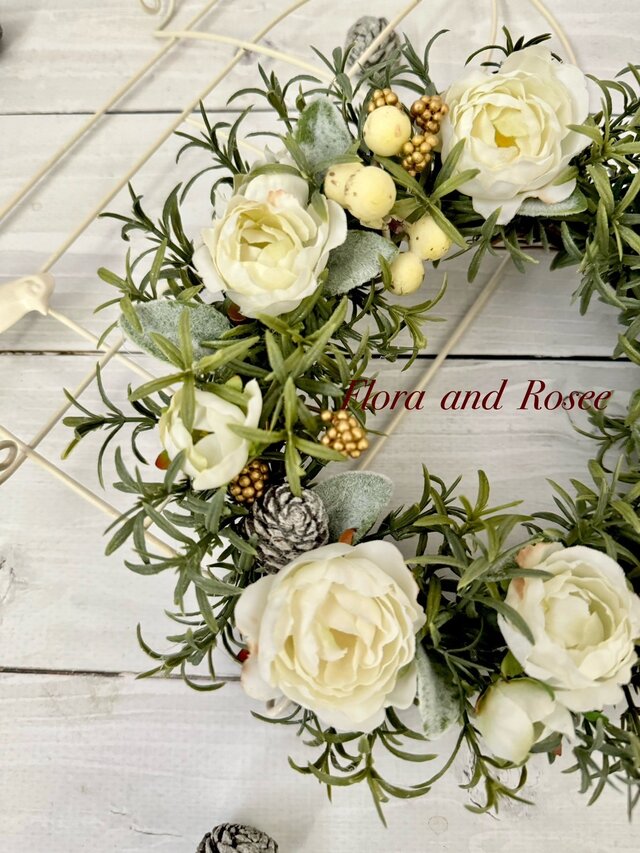 白バラとローズマリーのリース | iichi 日々の暮らしを心地よくする