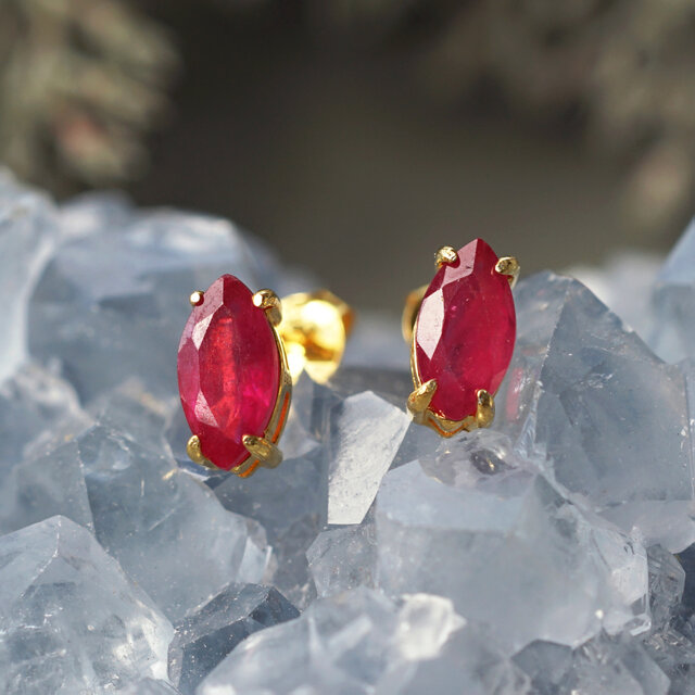 ルビーのヴェルメイユマーキスカットのピアス　～紅鶸（べにひわ）