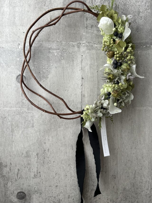 曲線を楽しむ長もちリース