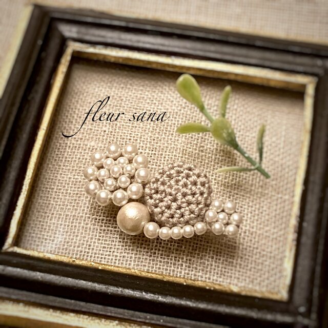 unique motif  シルキーパールとクロッシェのブローチ〈luxe〉  powder brown