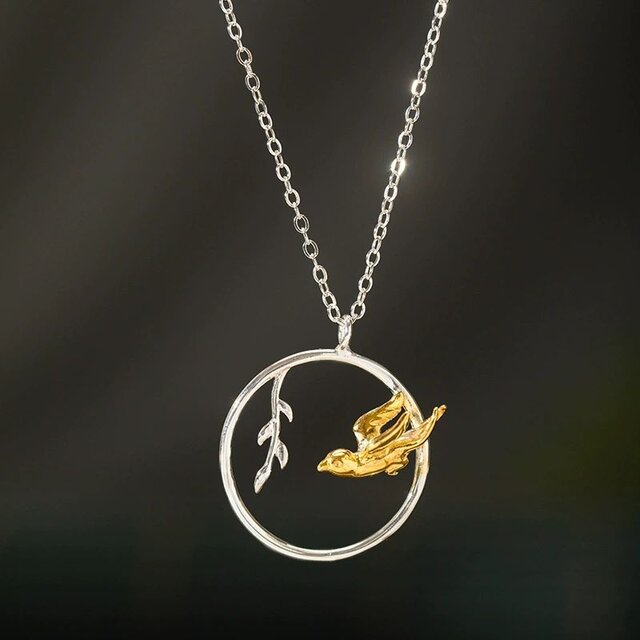 鳥と枝のペンダント - 小さな鳥が静かに佇んでいるように見える　N151