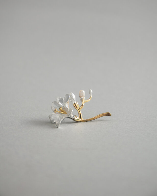 フリージア ブローチ