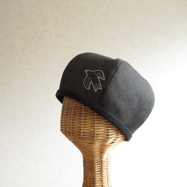 鳥さんの刺繍、ベレー帽 スミクロのコットン | iichi 日々の暮らしを