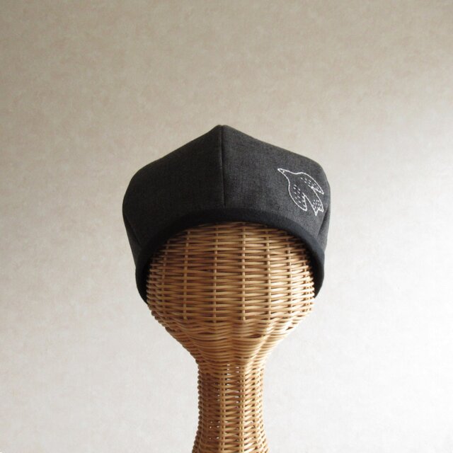 鳥さんの刺繍、ベレー帽 スミクロのコットン | iichi 日々の暮らしを