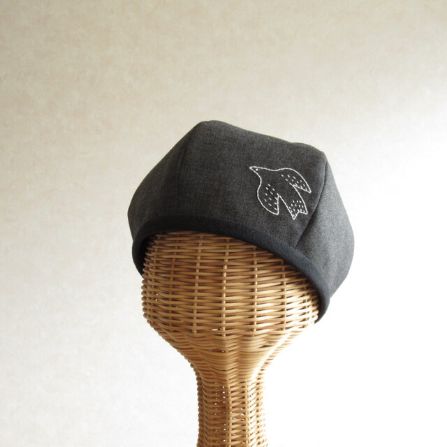 鳥さんの刺繍、ベレー帽 スミクロのコットン | iichi 日々の暮らしを